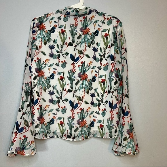 Walter Baker Women's Pullover Blouse Floral Bell Sleeve Tie Neck Lined Flowy M - Picture 9 of 9